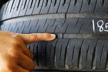 Cố Sử Dụng Lốp Ô Tô Bị Mòn: Những Rủi Ro Tài Xế Cần Biết